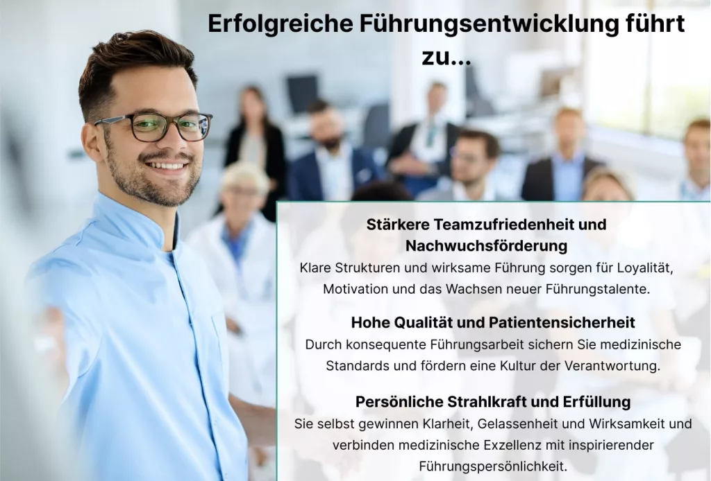 Ein lächelnder Mann in einem weißen Kittel steht im Vordergrund eines Büros. Neben ihm steht ein Kasten mit einem deutschen Text über erfolgreiche Führungskräfteentwicklung und ihre positiven Auswirkungen.