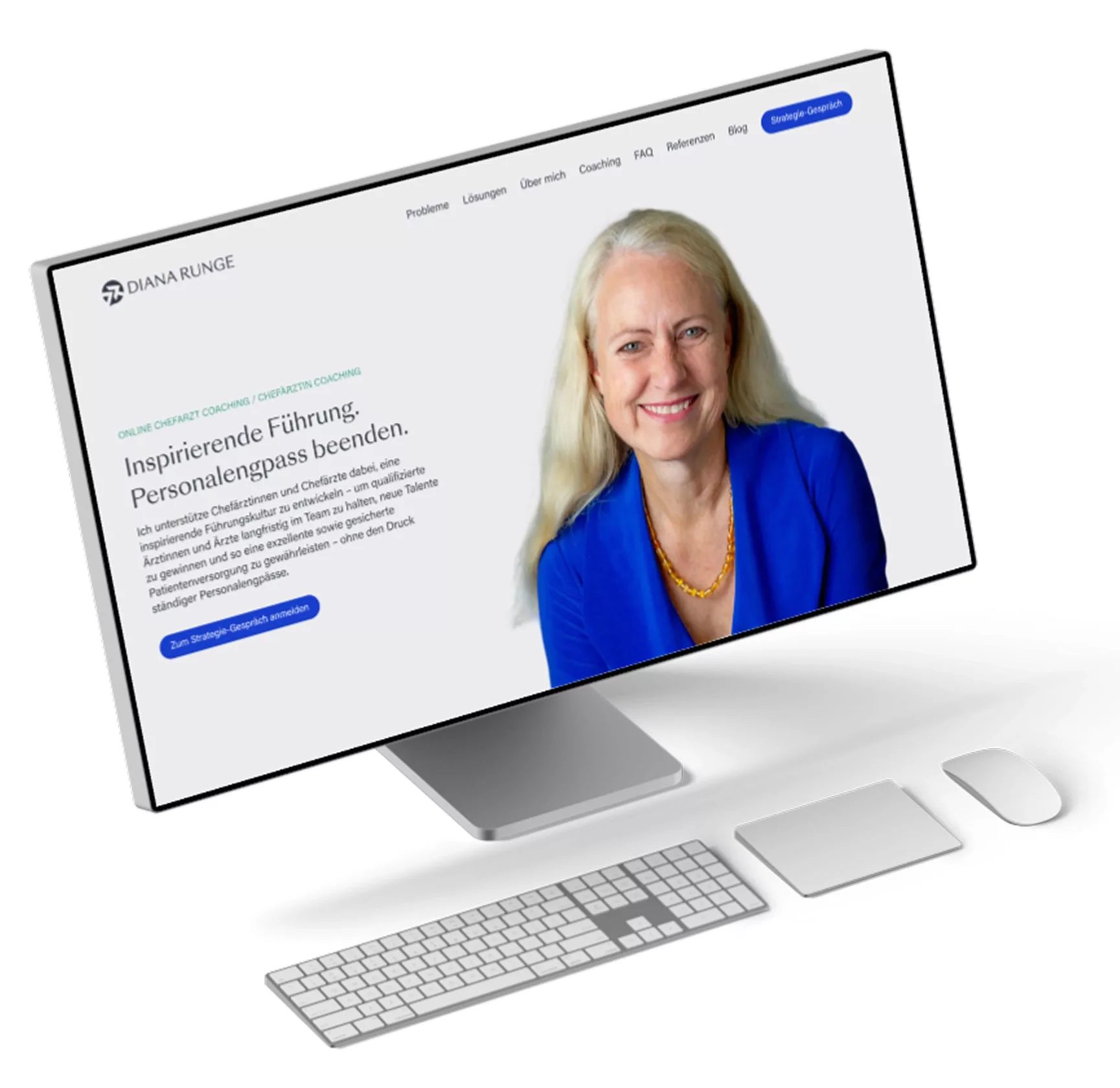 Ein schräg dargestellter Desktop-Computer mit Tastatur, Maus und Trackpad zeigt die Startseite der Website von Diana Runge, Expertin für Leadership-Coaching für Chefärztinnen und Chefärzte. Auf dem Bildschirm ist Diana Runge im blauen Blazer lächelnd zu sehen, daneben Text über charismatische Führung im Gesundheitswesen.