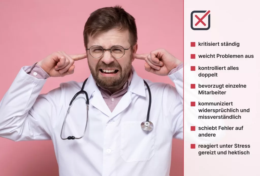 Ein männlicher Arzt mit einem Stethoskop hält sich die Ohren zu und zieht eine Grimasse. Neben ihm liegt eine Checkliste negativer Verhaltensweisen in deutscher Sprache, die jeweils mit einem roten, quadratischen Aufzählungspunkt versehen sind.