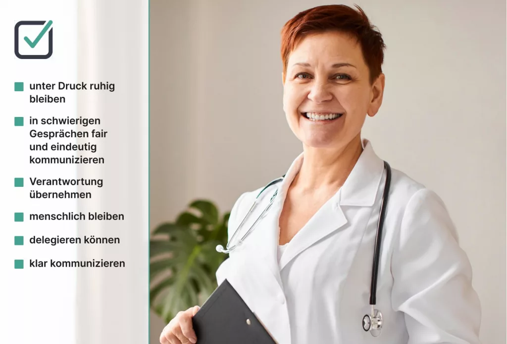 Eine lächelnde medizinische Fachkraft in einem weißen Kittel hält ein Klemmbrett in der Hand. Auf der linken Seite des Bildes ist eine Liste von Kommunikations- und Führungskompetenzen in deutscher Sprache zu sehen.