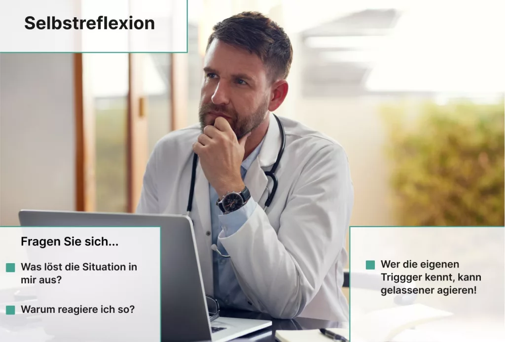 Ein männlicher Arzt sitzt an einem Schreibtisch mit einem Laptop und schaut nachdenklich. Der Text auf Deutsch spricht über Selbstreflexion und das Erkennen persönlicher Auslöser.