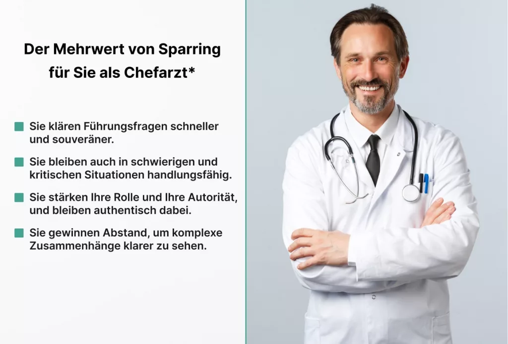 Ein männlicher Arzt im weißen Kittel und mit Stethoskop steht lächelnd mit verschränkten Armen neben einer Liste, die die Vorteile des Sparrings für Chefärzte in deutscher Sprache beschreibt.