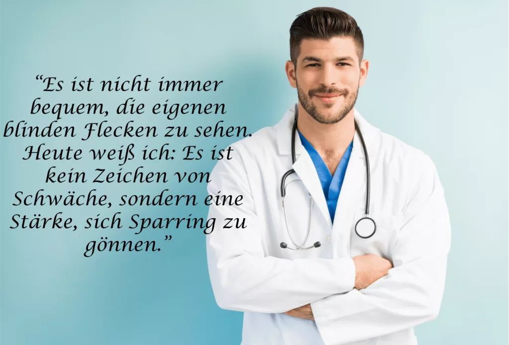 Ein lächelnder männlicher Arzt im weißen Kittel mit Stethoskop steht mit verschränkten Armen neben einem deutschen Zitat über Stärke und Selbstreflexion auf einem hellblauen Hintergrund.