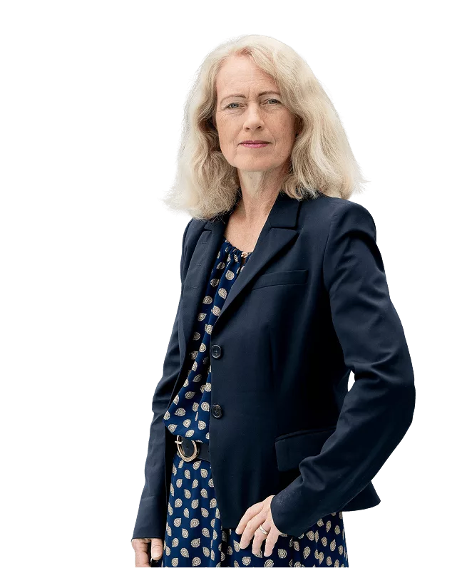 Eine Fotografie von Diana Runge mit elegantem Kleid und dunklem Blazer.